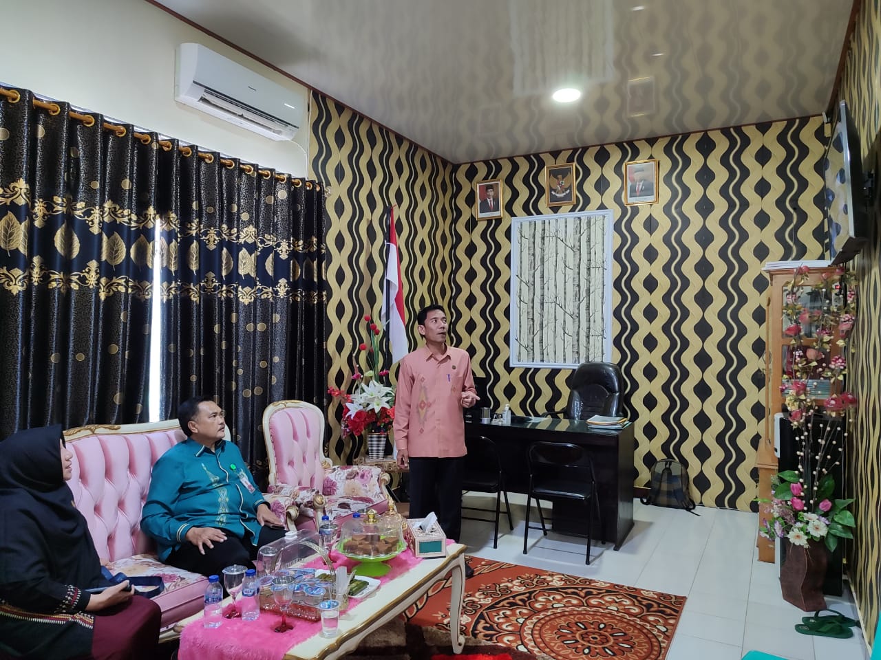 Kepala MTsN 3 Kabgor saat mempresentasikan hasil kinerja pada kegiatan PKKM yang dilakukan oleh Pokjawas Kemenag Kabgor